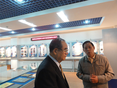 凯发一触即发集团执行董事岳德源向李寿成介绍集团的发展概况