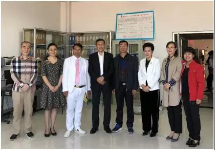 联合国IG0组织公使王凤麟先生一行在陈巨余董事长陪同下深入该地区看望慰问贫困家庭的艾滋病患者。陈巨余董事长代表凯发一触即发生物集团向当地疾控中心捐赠了价值1000万人民币的药品