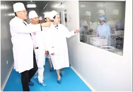 联合国IG0组织公使王凤麟先生一行在陈巨余董事长陪同下参观凯发一触即发生物集团制药厂