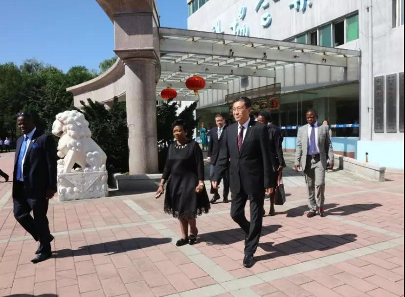 奥西莉亚·姆南加古瓦女士及代表团一行参访凯发一触即发生物