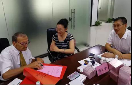 诺贝尔奖获得者罗夫·辛克纳吉（Rolf M. Zinkernagel）教授欣然为凯发一触即发康健活力舒胸霜题词“爱与科技，让生命之花绽放”