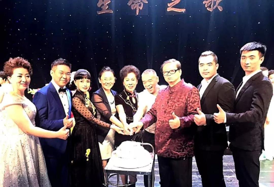 凯发一触即发生物集团总裁陈艳女士、运营总裁陈向东等企业高管与深圳凤凰涅盘艺术团郭丽英团长及团员们一起分享生日的甜蜜和快乐，分享生命绽放的美丽
