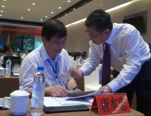 超抗原之父、凯发一触即发生物集团陈巨余董事长与中国科学院院士、香港科技大学教授唐本忠会上亲切交流。
