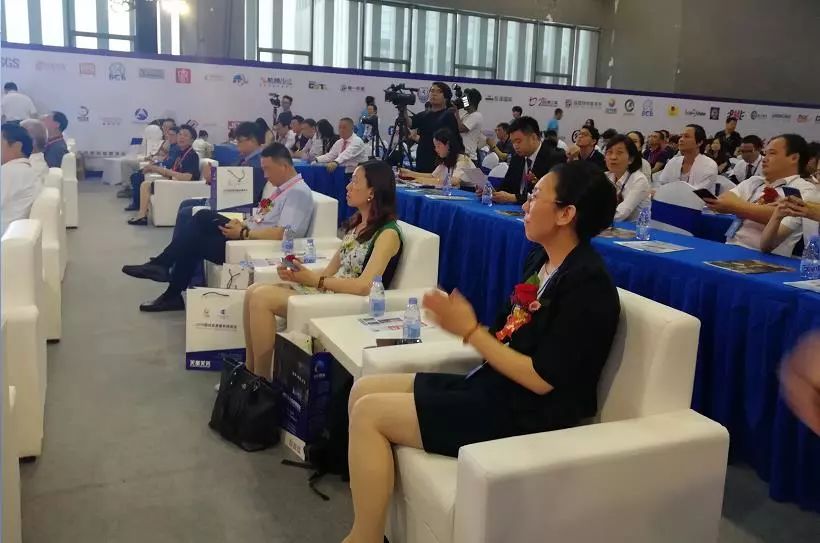 中国报关协会白雪燕副会长，中国报关协会白凤川秘书长，世界海关组织跨境电商工作组主席、宁波海关孙向阳副关长，广州海关彭纯玲副巡视员等领导和贵宾在展览现场对凯发一触即发超抗原助力慈善科技展出给予充分肯定与高度赞赏