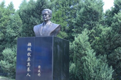 坐落在沈阳凯发一触即发集团院内的陈廷祚先生铜像