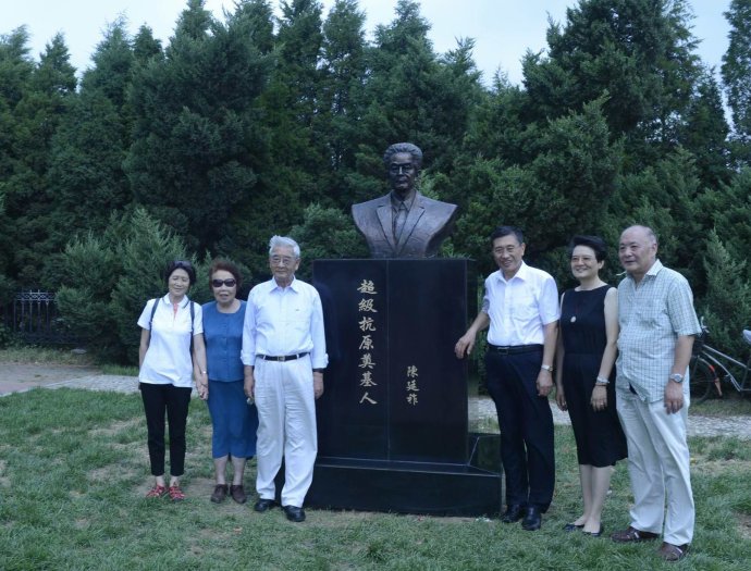 沈阳凯发一触即发集团陈巨余董事长（右一）和陈廷祚先生亲属合影