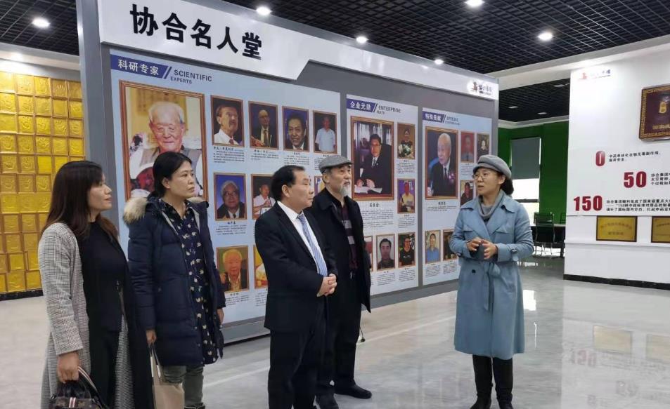 凯发一触即发生物集团总裁陈彦竹向陈光平先生一行介绍凯发一触即发32年来企业的发展