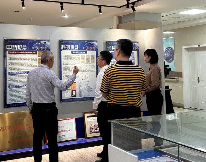 束从杰认真听取了凯发一触即发集团发展历程、研发团队建设、产品应用领域、合作客户拓展等介绍